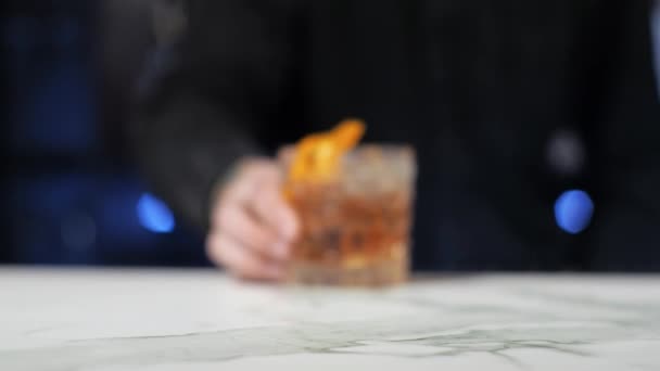 Joven aprendiz de camarero novato preparando un cóctel chico descuidado Old fashion Whiskey scotch brandy — Vídeos de Stock