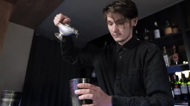 Junger Barkeeper-Neuling bereitet einen Cocktail vor Unvorsichtiger Typ mixt Drink und Eis im Shaker — Stockvideo
