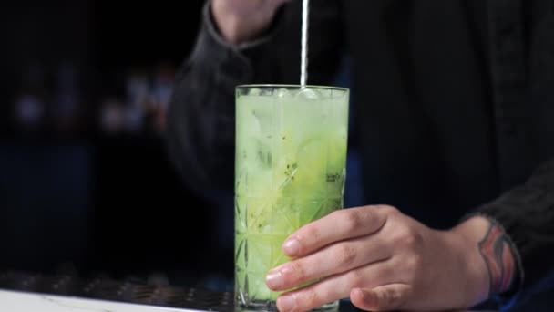 Giovane tirocinante barista alle prime armi preparare un cocktail analcolico Careless ragazzo dragoncello limonata kiwi — Video Stock