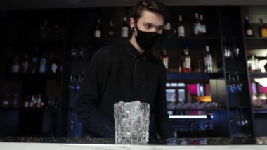 Genç acemi barmen stajyer kokteyl hazırlıyor dikkatsiz adam eski usul viski brendisi