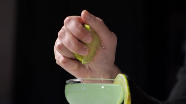 Tineri aspirant barman stagiar pregătirea un cocktail daiquiri tip neglijent — Videoclip de stoc