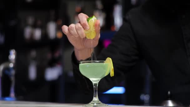 Jonge aspirant barman stagiair voorbereiding van een daiquiri cocktail zorgeloze kerel — Stockvideo