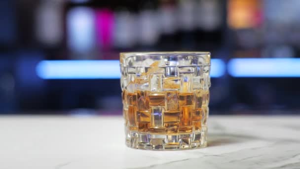 Parallax klar til å lage en cocktail, uforsiktig fyr, Old Mote Whiskey Whistch Brandy – stockvideo