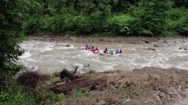Menschen kommen auf Schlauchbooten den Fluss hinunter — Stockvideo