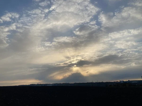 Весеннее Поле Красивыми Облаками — стоковое фото