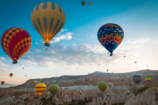 Hot air balloons fly over Cappadocia — Stock Photo, Image
