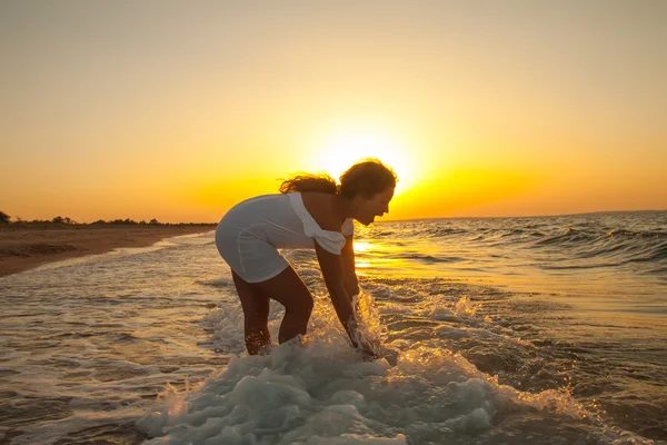 Fille s'amuser sur la plage de la mer — Photo