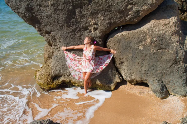 Chica atractiva en la playa de mar —  Fotos de Stock