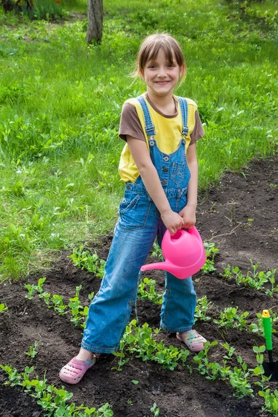 Klein meisje in de tuin — Stockfoto