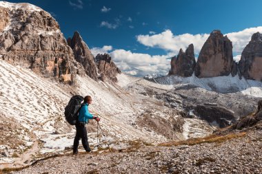 Alp Dağları önünde uzun yürüyüşe çıkan kimse
