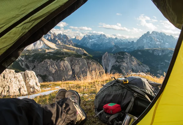 Uitzicht vanaf toeristische tent naar bergdal — Stockfoto