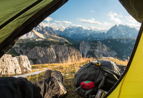 Vista desde la carpa turística al valle de la montaña — Foto de Stock