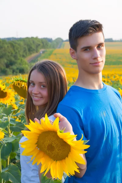 Glücklich teen pärchen mit spaß — Stockfoto