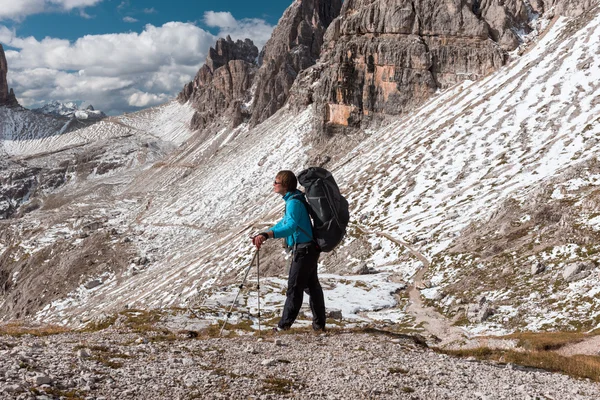 Wandelaar voor bergen van de Alpen — Stockfoto