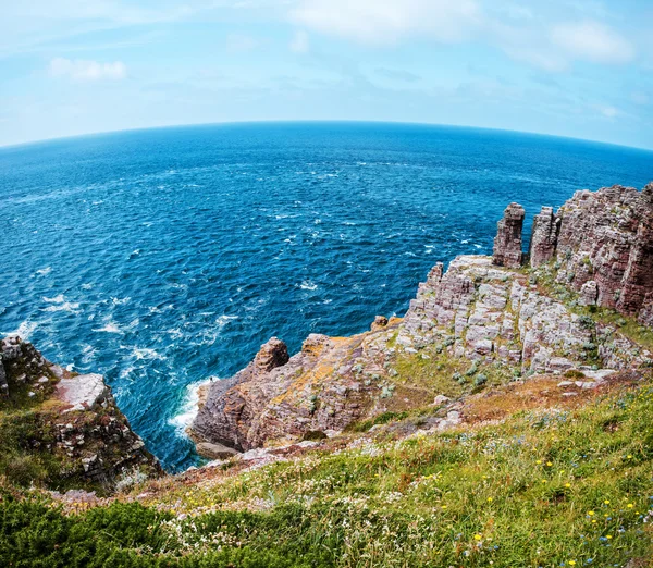 Strandlinjen vid lågvatten, Bretagne, Frankrike — Stockfoto