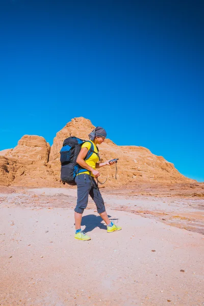 Mujer excursionista con mochila y GPS —  Fotos de Stock