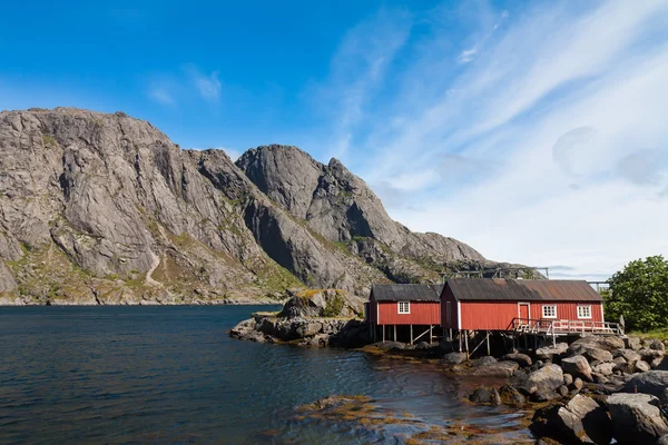 Typiska röda rorbu fiskestuga i byn Nusfjord — Stockfoto