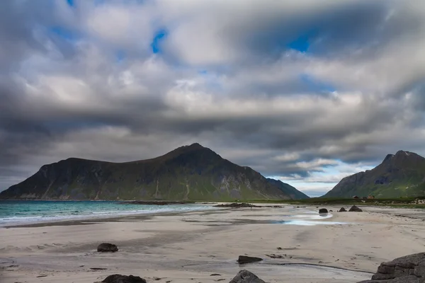 Сценический фьорд на Лофотенских островах — стоковое фото