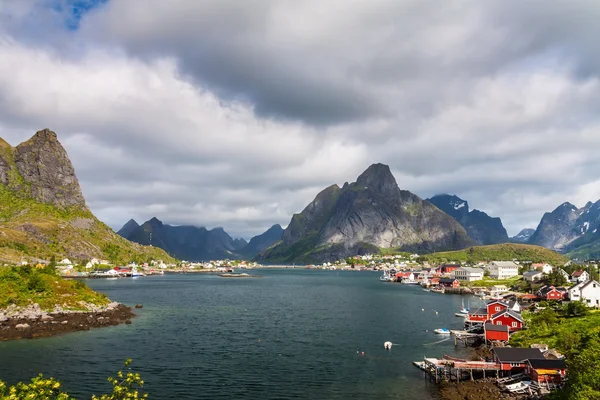 Schilderachtige stad van reine door de fjord op de eilanden van de lofoten in Noorwegen op zonnige zomerdag — Stockfoto