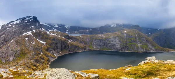 レーヌ、ノルウェーのロフォーテン諸島の近くの山を表示します。 — ストック写真