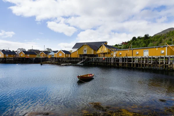 Durante el día en una aldea, Islas Lofoten, Noruega — Foto de Stock