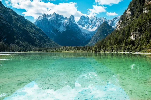 Lago de montaña hermosa en Dolomitas — Foto de Stock