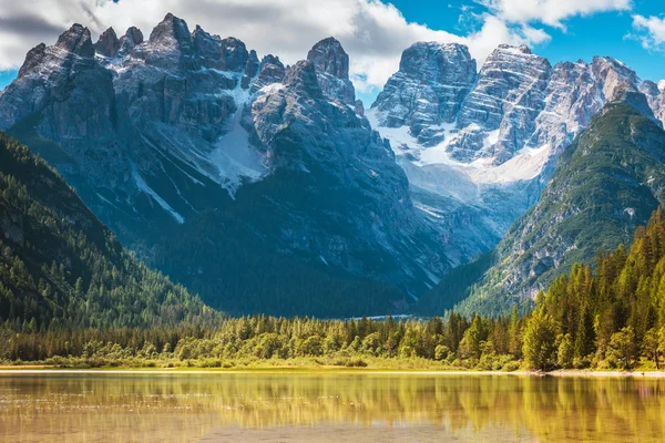 Lago de montaña hermosa en Dolomitas — Foto de Stock