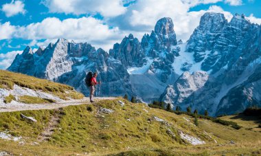 uzun yürüyüşe çıkan kimse sırt çantası konumu dağlarda yolda olan