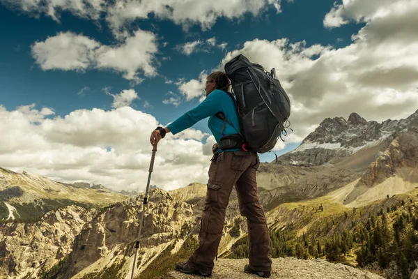 Excursionista con mochila de pie en la cima de la montaña — Foto de Stock