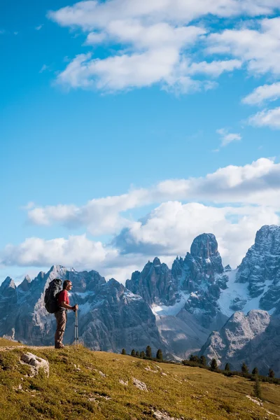 Caminhante em frente às montanhas dos Alpes — Fotografia de Stock