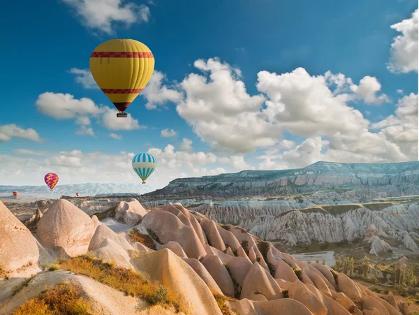 Balony na ogrzane powietrze latające nad Kapadocją, Turcja — Zdjęcie stockowe