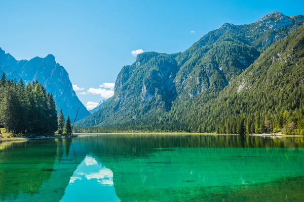 Schöner Bergsee in den Dolomiten — Stockfoto