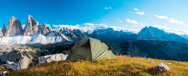 Acampar em altas montanhas — Fotografia de Stock