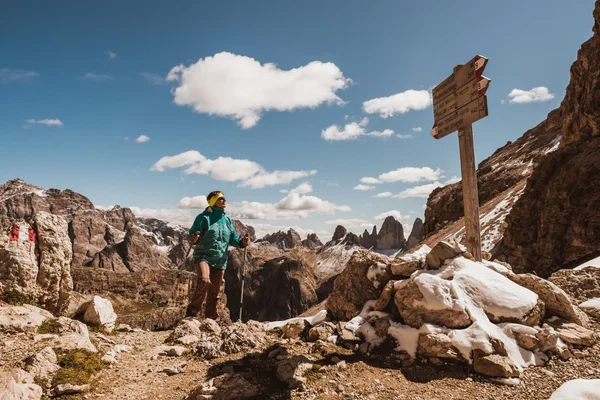 Wandelaar genieten van het uitzicht vanaf de top van de berg — Stockfoto