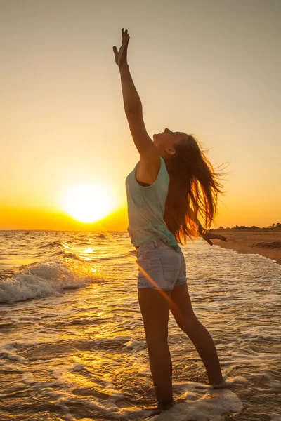 Tjej att ha kul på havsstranden — Stockfoto