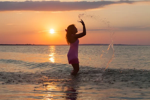 Tjej att ha kul på havsstranden — Stockfoto