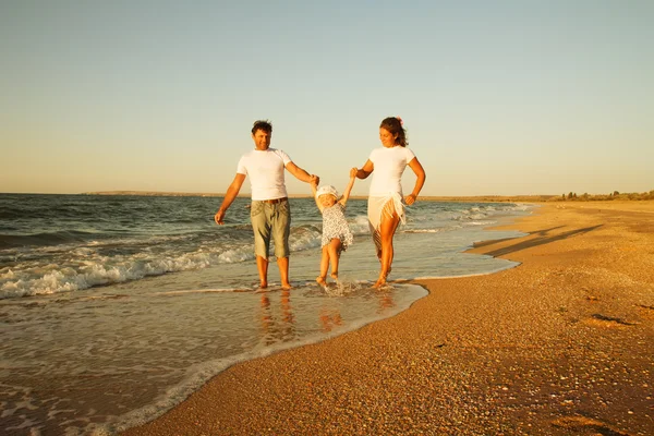 Rodzina na wakacje na plaży — Zdjęcie stockowe