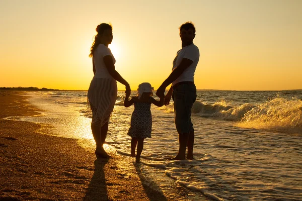 Familjen på strandsemester — Stockfoto