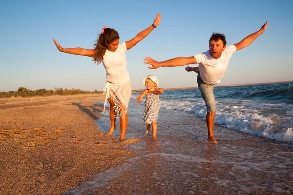 Familjen på strandsemester — Stockfoto