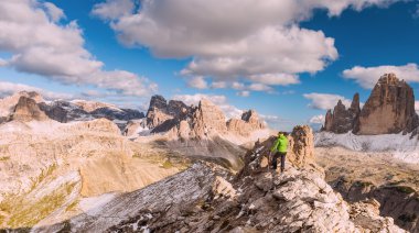 Dağın tepesinden manzarayı uzun yürüyüşe çıkan kimse