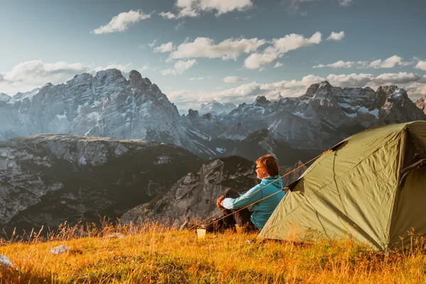 Deportista en alta montaña camping — Foto de Stock