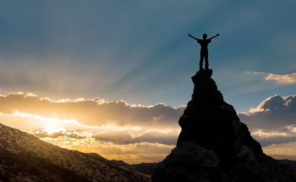 Man op de top van een rots — Stockfoto