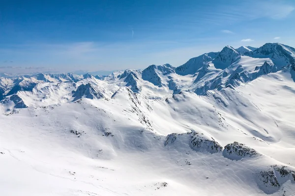 Donna sportiva in cerca di montagne di neve — Foto Stock