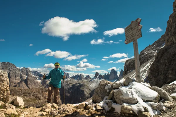 Wandelaar genieten van het uitzicht vanaf de top van de berg — Stockfoto