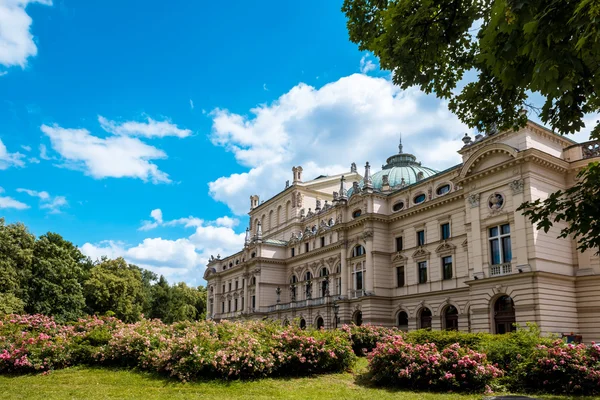 Slowackiego theater på sommaren i krakow — Stockfoto