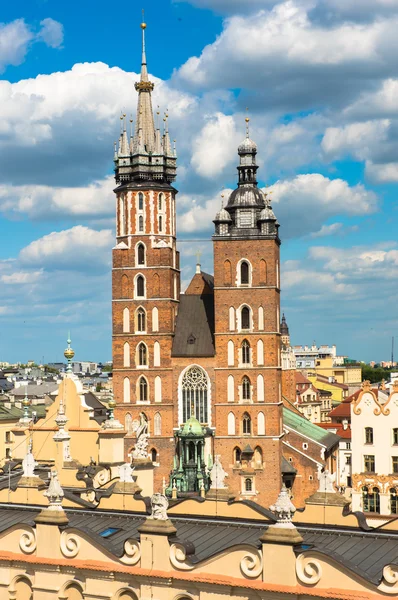 メイン広場、クラクフ、ポーランドの聖メリーズ教会 — ストック写真
