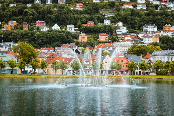 Fontaine dans le centre ville de Bergen — Photo