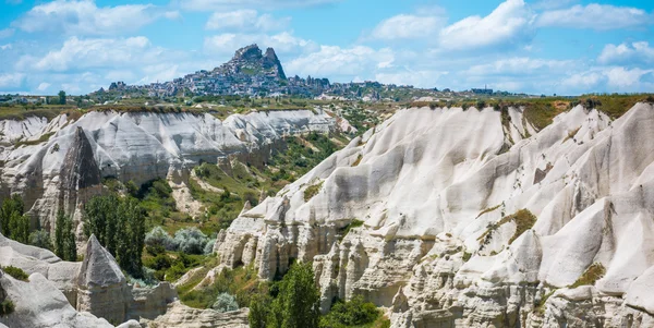Formacje skalne Kapadocji w pobliżu Üçhisar — Zdjęcie stockowe