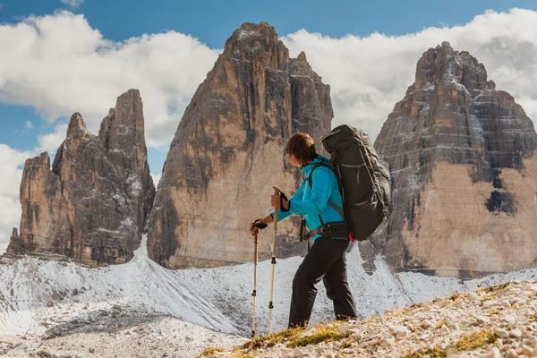 Vrouw wandelaar bovenop de berg — Stockfoto