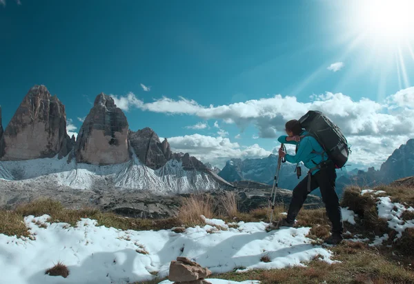 Femme randonneuse au sommet de la montagne — Photo